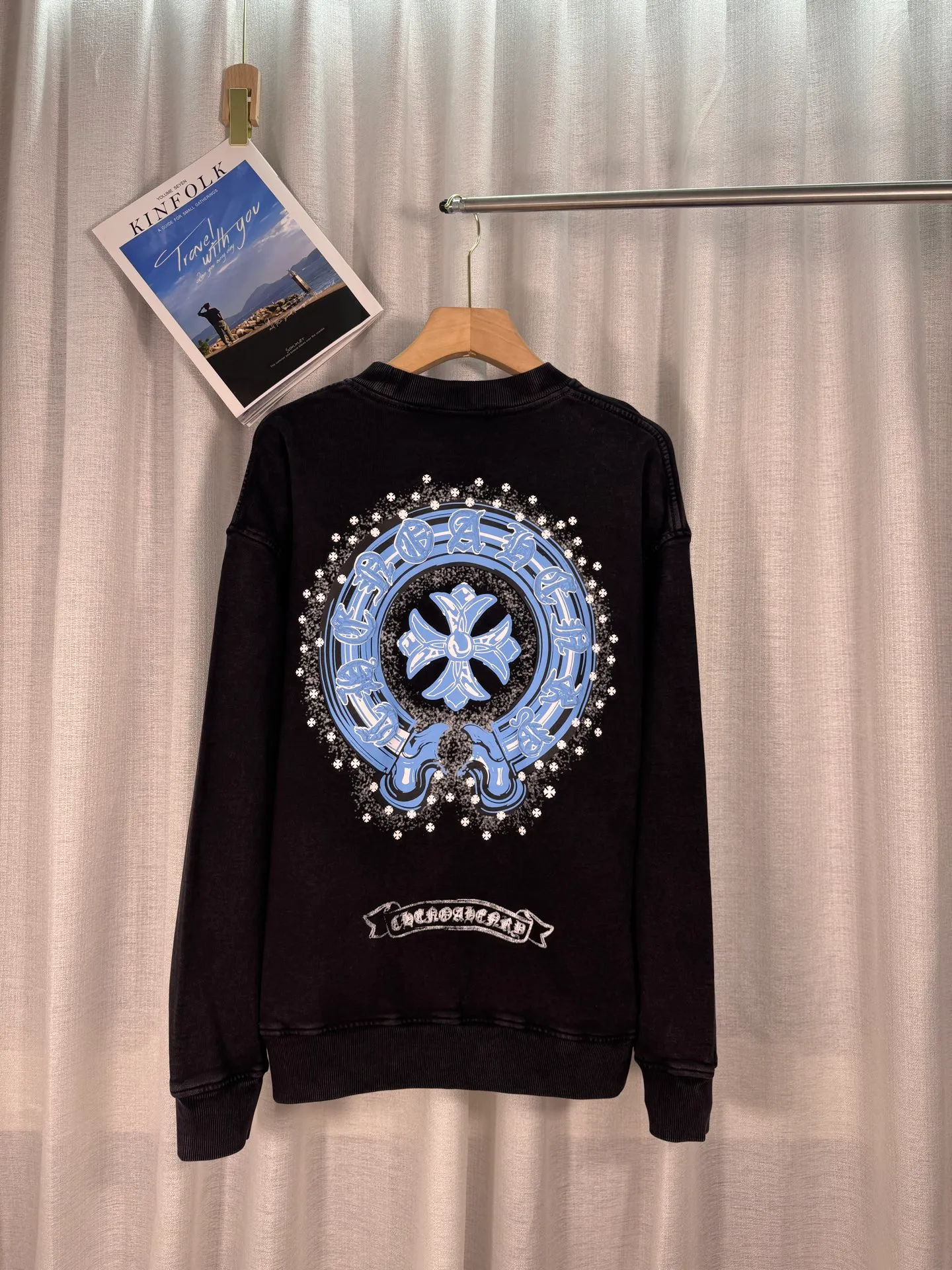 P260 top version, real shot without P, ​​different from market currency) 𝗖𝗵𝗿𝗼𝗺𝗲 𝗛𝗲𝗮𝗿𝘁𝘀/Croxin 2025 3D three-dimensional autumn and winter new original single counter American laser burnt 3D offset printing couple casual sweatshirt 👑The highest version! Customized fabric 430g tripe terry fabric! American acid washed distressed original denim with burnt flowers ✟appliqué embroidery and exquisite embroidery of letters! The best-selling model in the counter, very comfortable to wear. Accessories: original molded and authenticated collar label➕100% silk wash label. Genuine purchase-grade original hangtag➕matching hanging rope➕3D hanging beads➕original packaging bag. Craftsmanship: The original version has consistent wiring! The highest version of the armhole matching technique! Color: Gray Black Size: S M L XL Style No.: 9312
